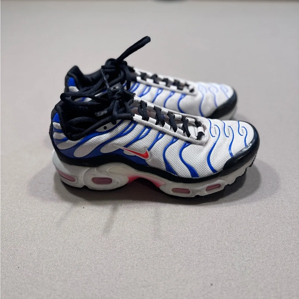 Nike Air Max Plus GS in the White/Game Royal/Black/Bright Crimson - Picture 3 of 7